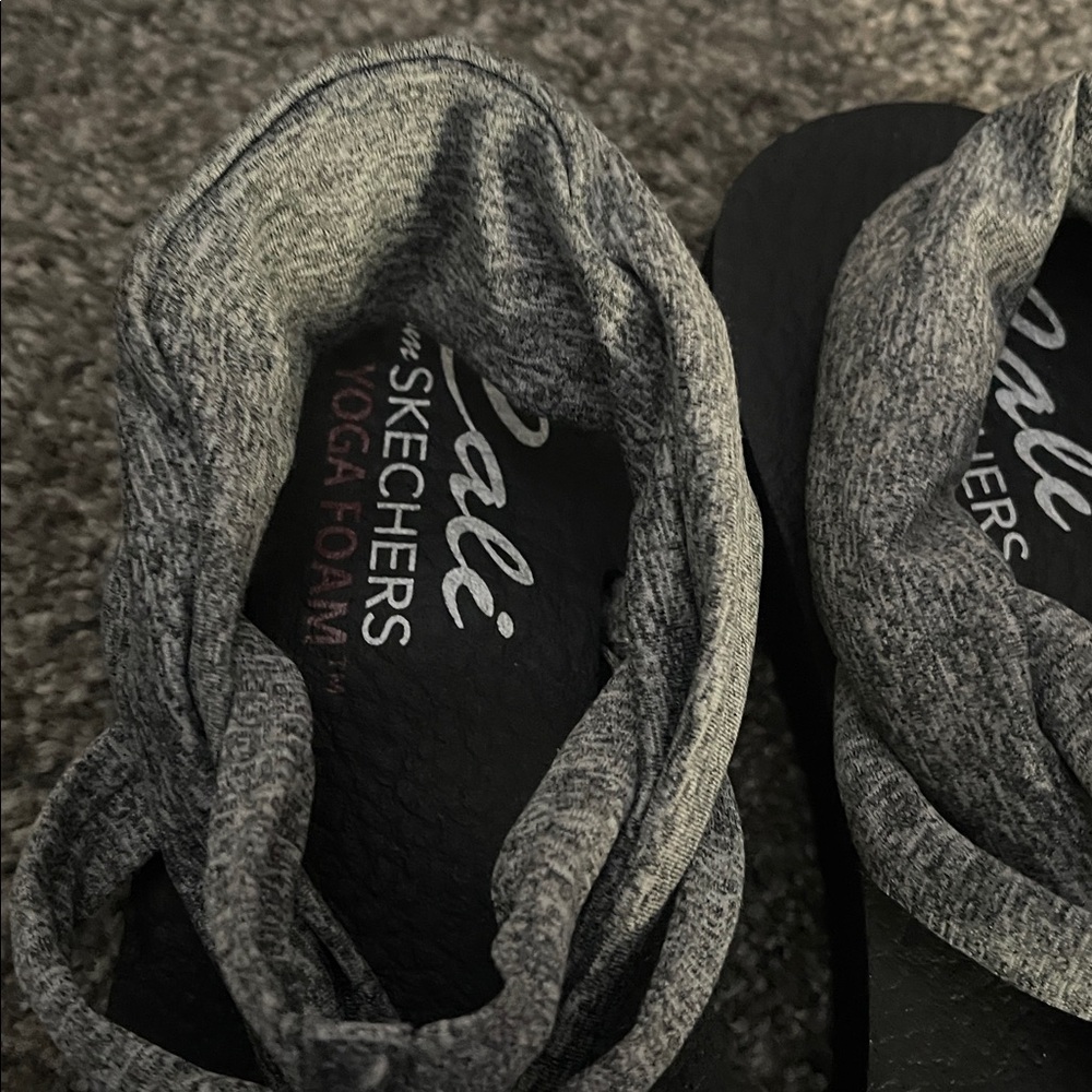 Sketchers Sz 9 Yoga Foam Gray Strappy Slip on Fabric Sandals - Picture 2 of 4